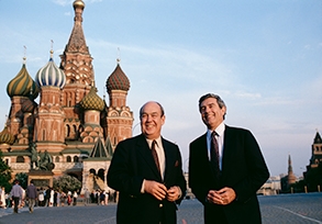 Charles Kuralt and Dan Rather in Moscow during 1988 Reagan-Gorbachev summit. Photograph by Dennis Brack. Dennis Brack Photographic Archive, Briscoe Center for American History, The University of Texas at Austin.
