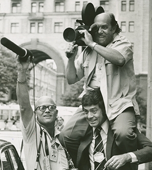 Dan Rather on assignment with camera crew. Photograph by Dirck Halstead, Dirck Halstead photographic archive, Briscoe Center for American History, The University of Texas at Austin.